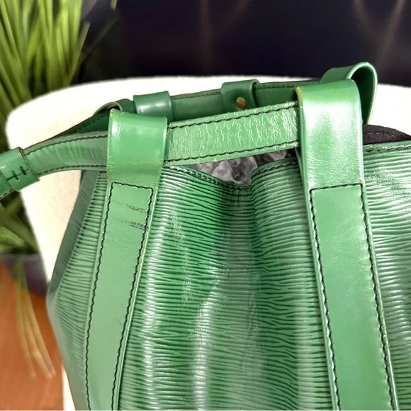 Authentic Louis Vuitton Randonnée GM backpack/ shoulder bag green Epi leather